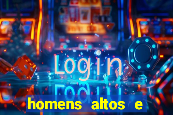 homens altos e magros pelados